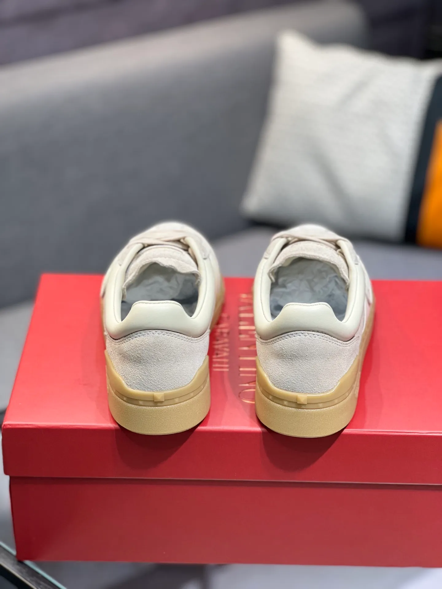 Men's shoes 💰620 👉🌹🌹VALENTINO counter synchronized new low-top casual sports shoes 👍Professional and high-end, perfect replica, first-class quality! 👍All made of original 1:1 materials, exclusive mold opening! 👍High mercerized cowhide fabric 👍TPU outsole, comfortable and wear-resistant, brand injection insole, 👍Full set of high-end counter packaging 👍All details are customized with 1:1 mold, striving for perfection! 👍Couple style female 35-41, male 38-46 (female 41, male 45 46 customized)